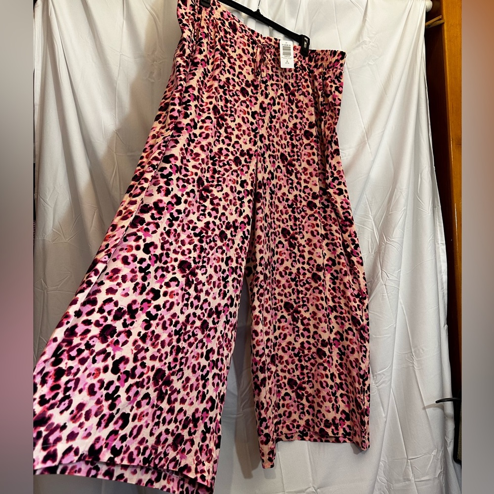 Pull-on wide leg stretch challis high rise pant.